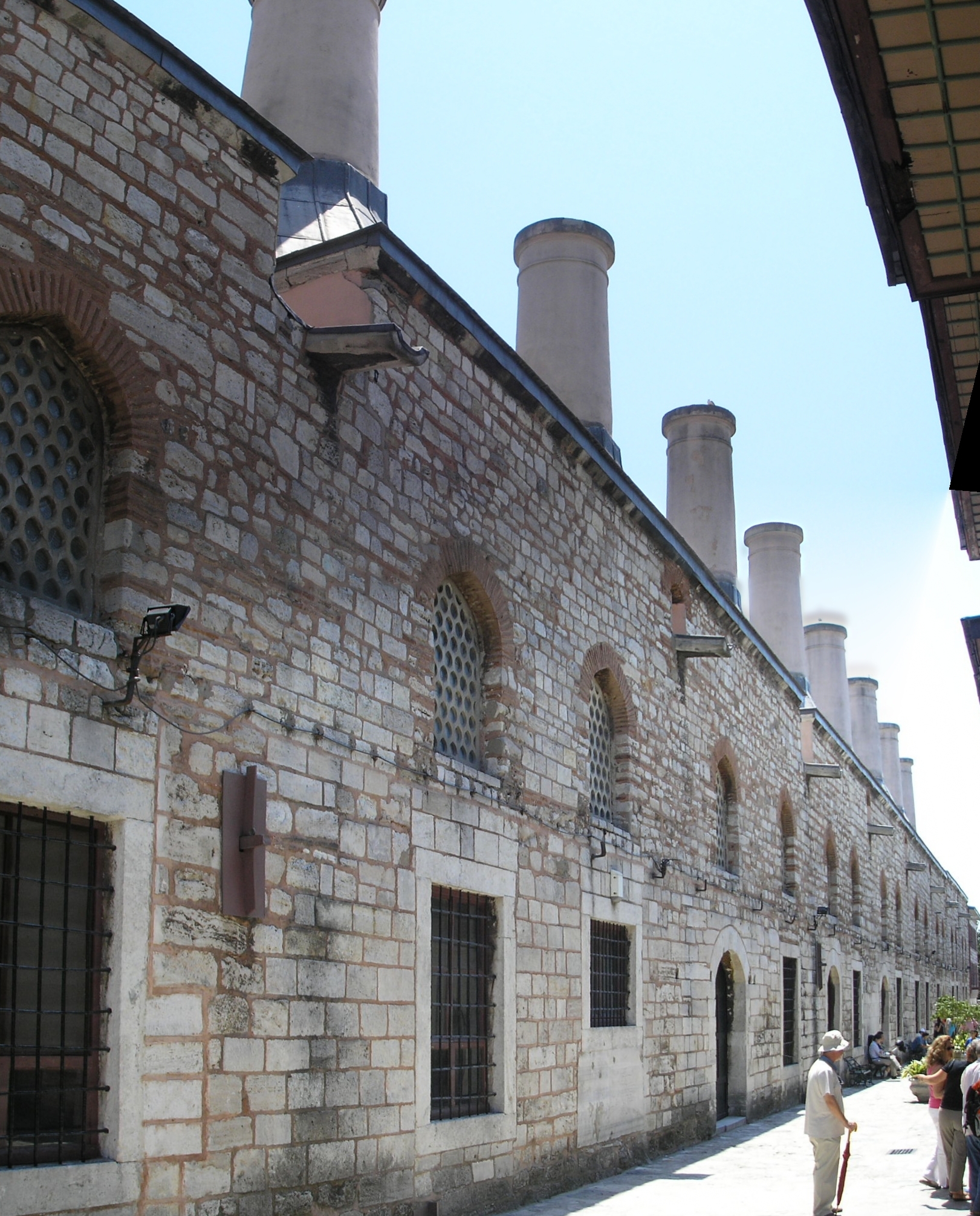 Palace_kitchens_Topkapi_2007.jpg