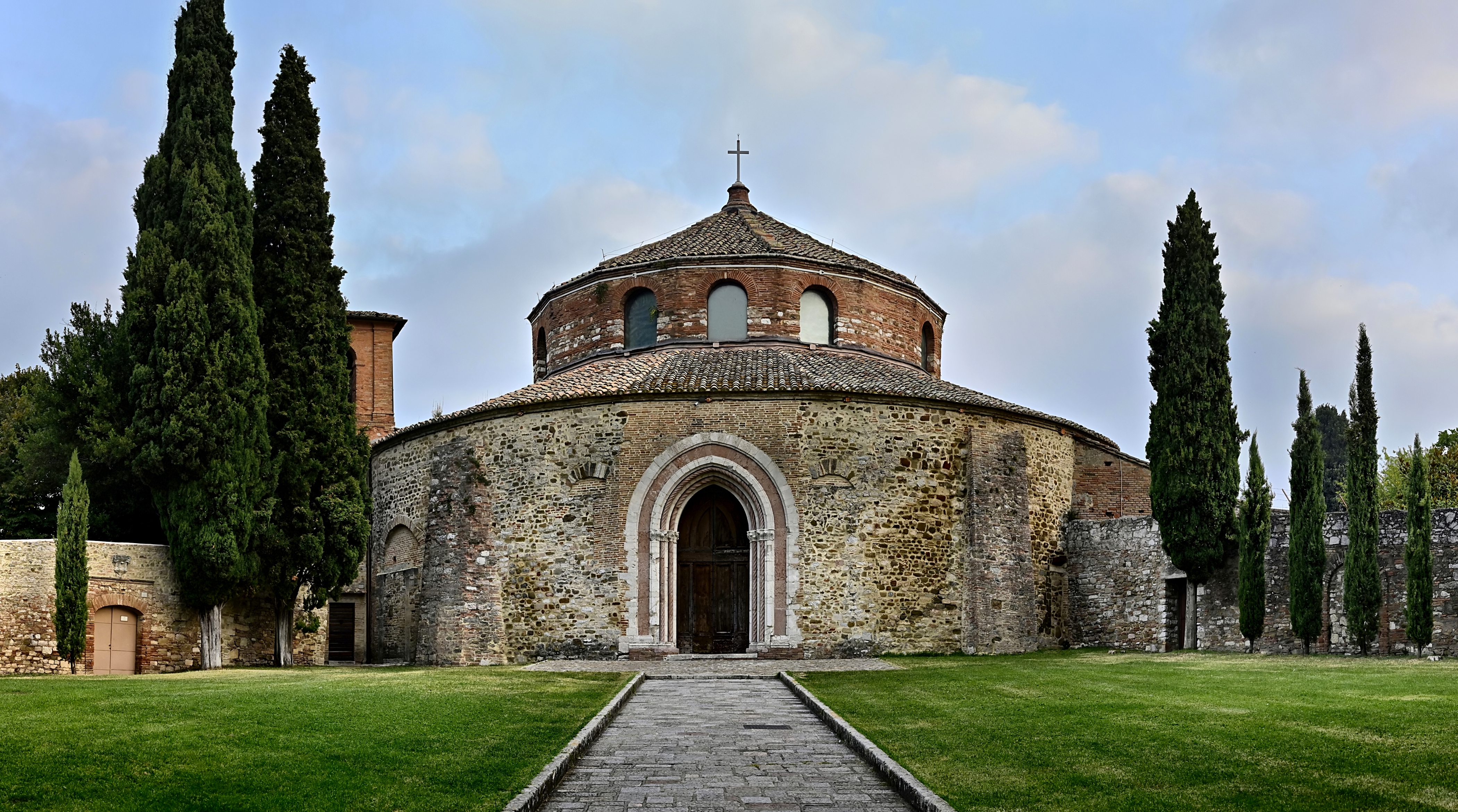 https://upload.wikimedia.org/wikipedia/commons/9/99/Perugia_-_Chiesa_di_San_Michele_Arcangelo_003.jpg