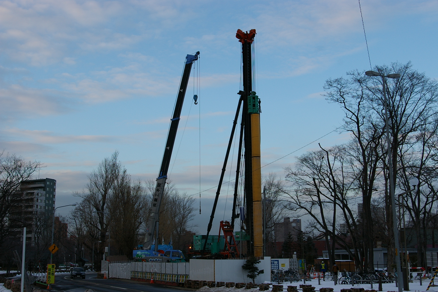 File:Pile driver & Rough Terrain Crane.JPG - Wikimedia Commons