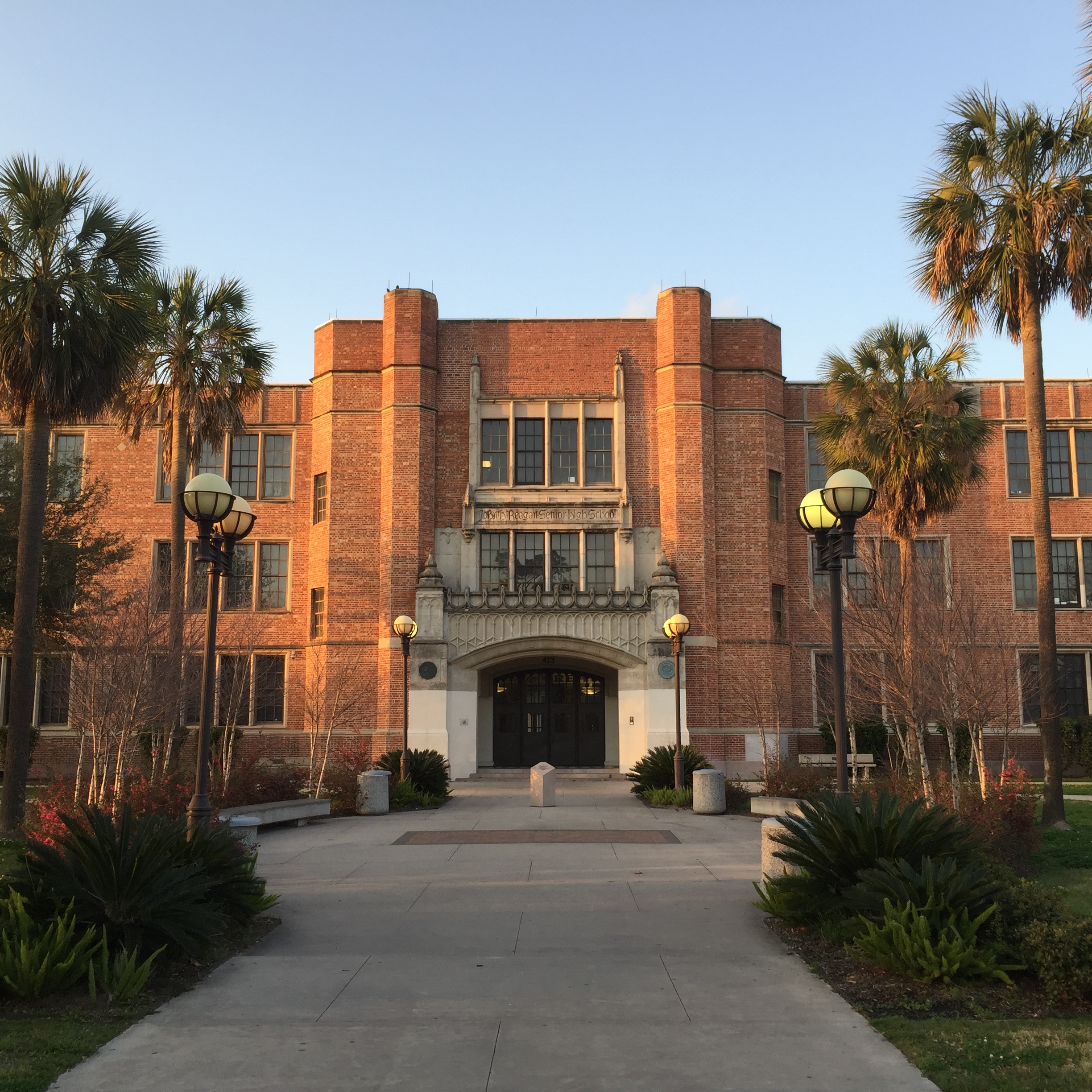 This is high school. Американская школа в Америке. Хьюстон школы. Школа США Хьюстон. Школа Mouming High School Америка.