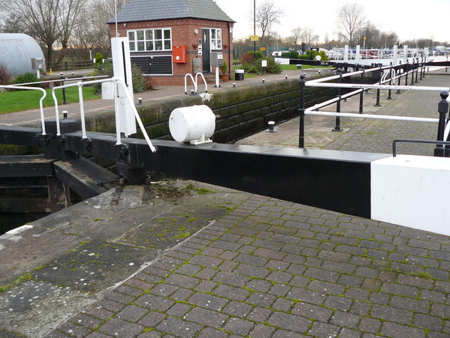 File:Sawley Lock - geograph.org.uk - 1103075.jpg