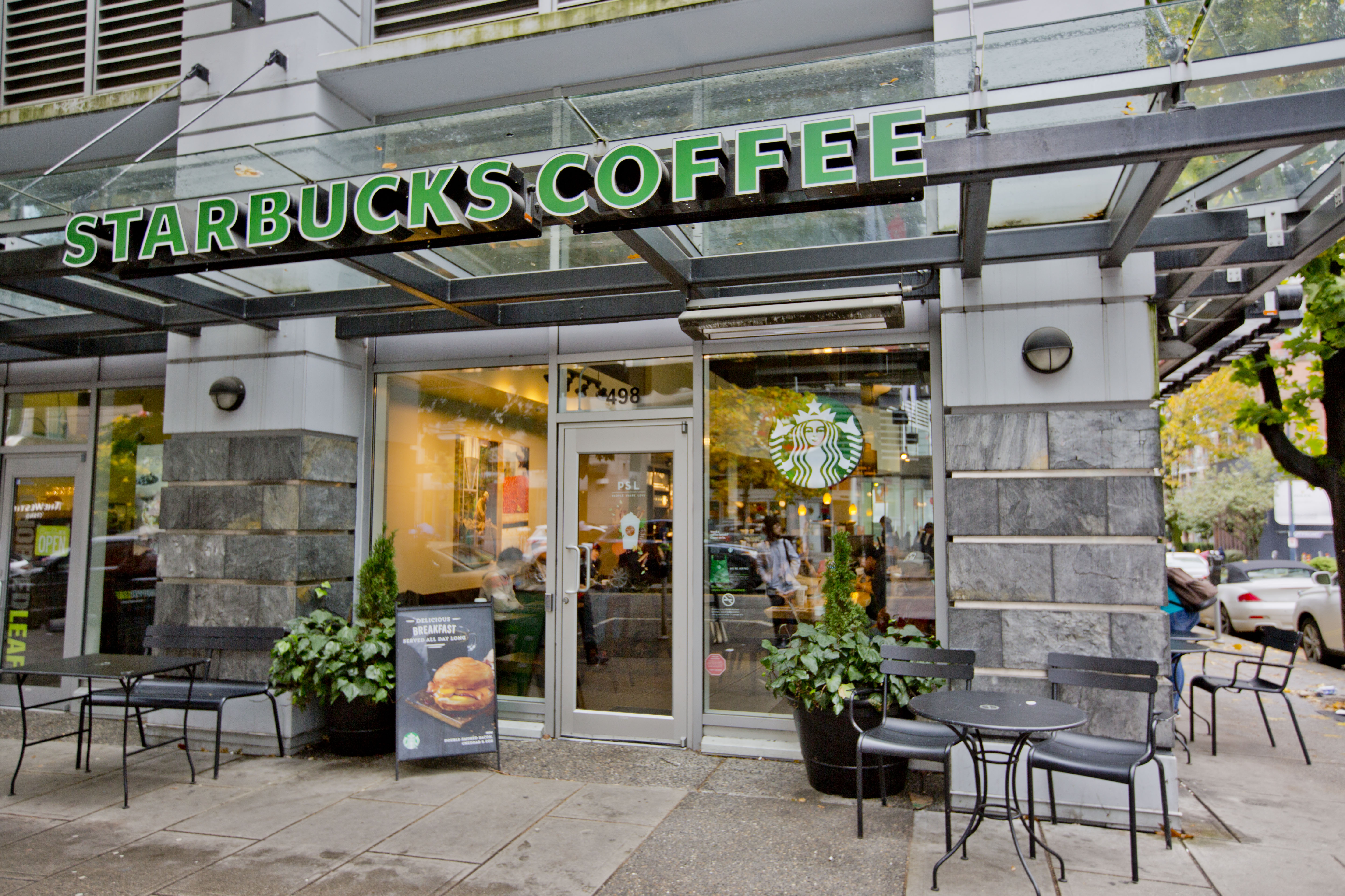 https://upload.wikimedia.org/wikipedia/commons/9/99/Starbucks_Coffee_%2830376482585%29.jpg