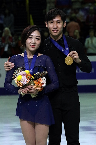 Sui Wenjing and Han Cong at the World Championships 2019 - Awarding ceremony.jpg