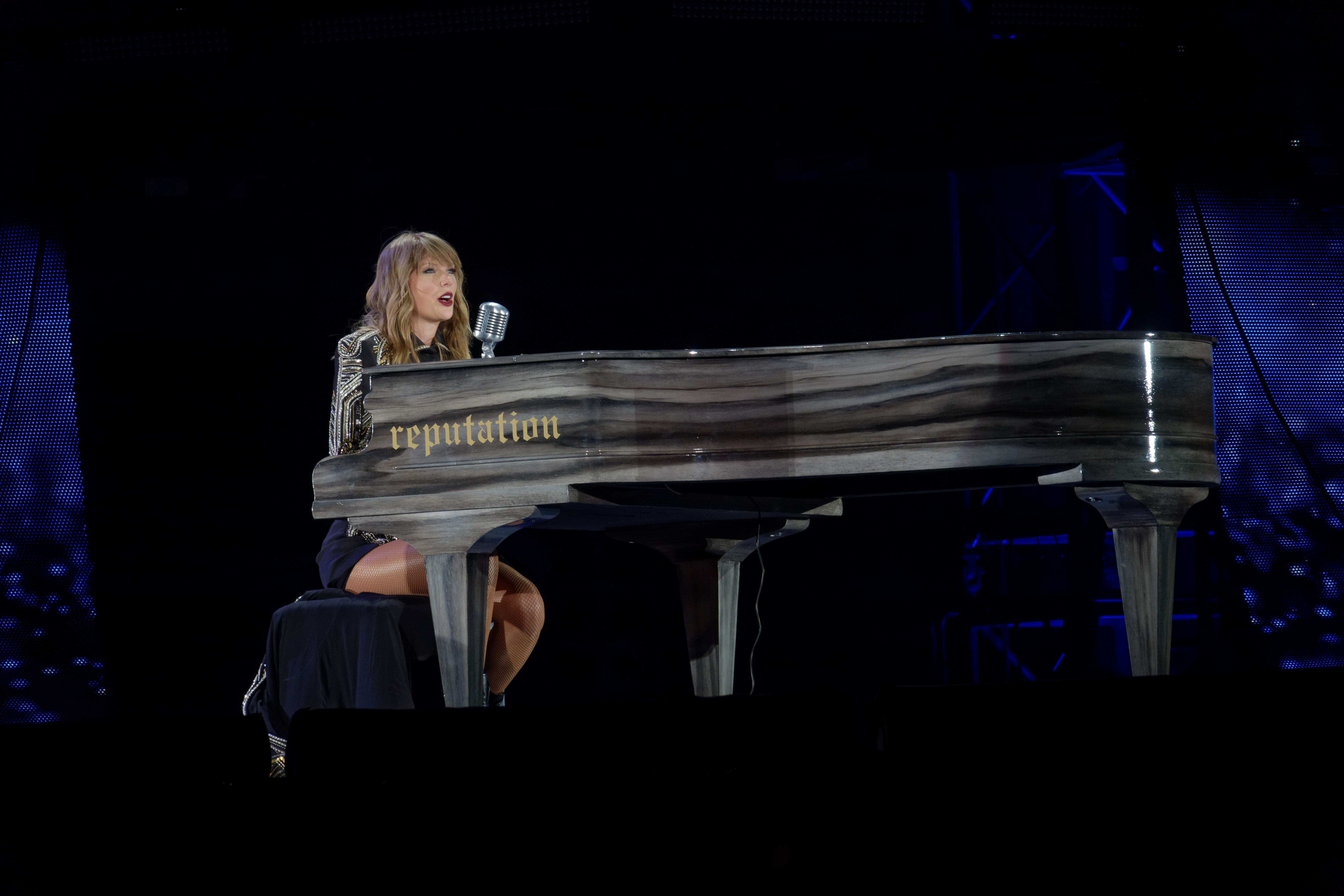 File:Taylor Swift - Reputation Tour Seattle - Dress (cropped).jpg -  Wikipedia