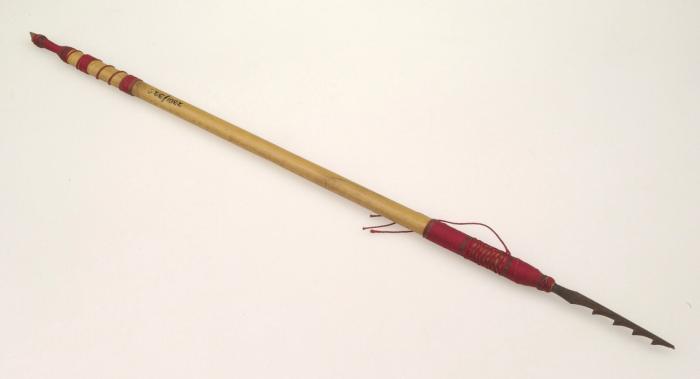 File:Tropenmuseum Royal Tropical Institute Objectnumber 2301-32c Bamboe vispijl met houten punt, voorz.jpg
