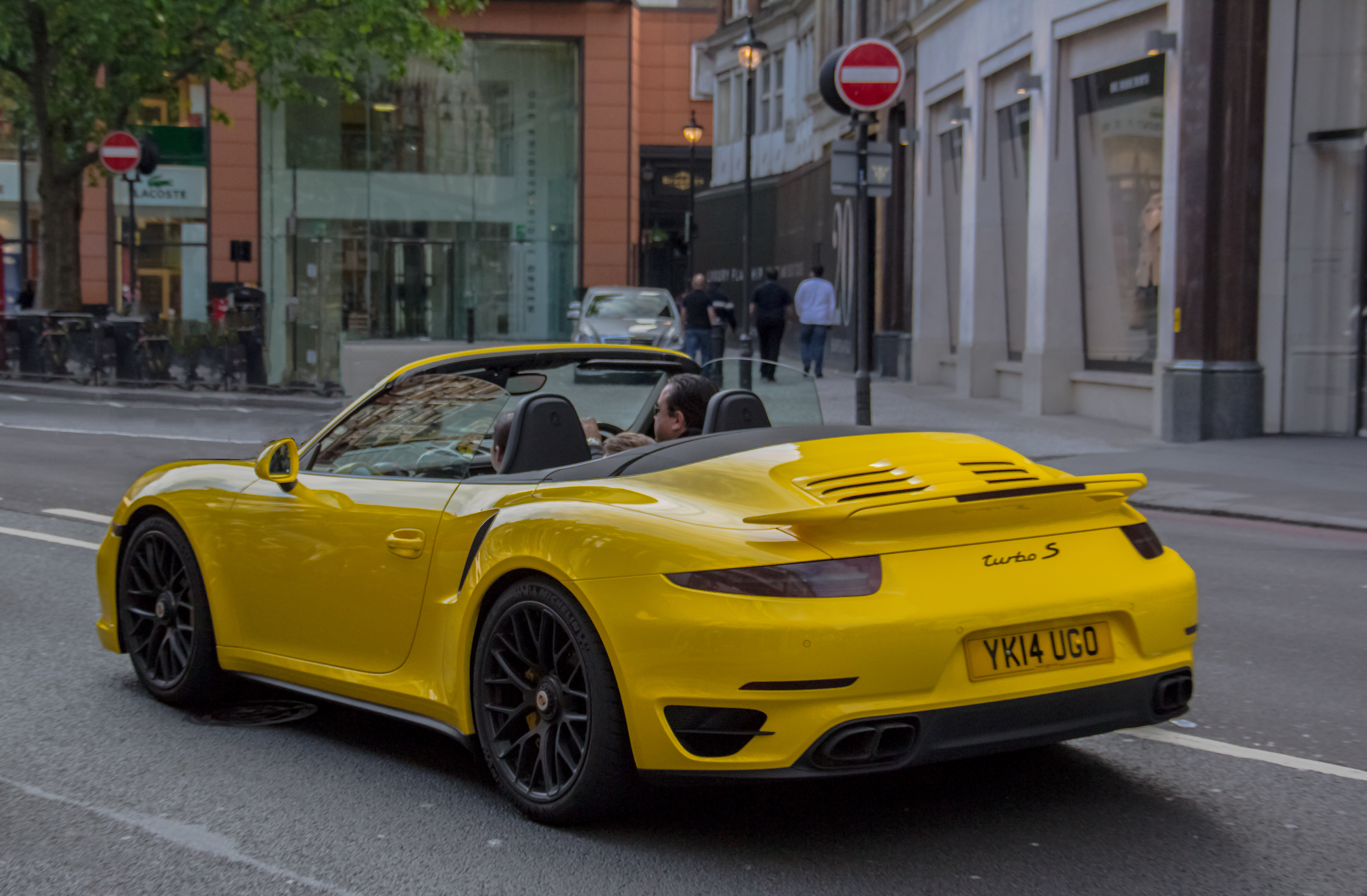 Yellow s. Porsche Carrera Spider. Porsche 911 gt2 желтая машинка. Желтый порш с черной крышей. 911 Турбо s желтый откидная крыша.