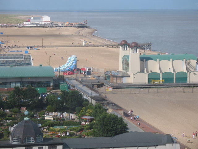 File:Two Piers - geograph.org.uk - 1063234.jpg