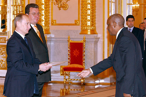 File:Vladimir Putin with Mountaga Diallo.jpg