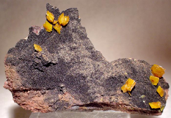 File:Wulfenite-Mottramite-24535.jpg