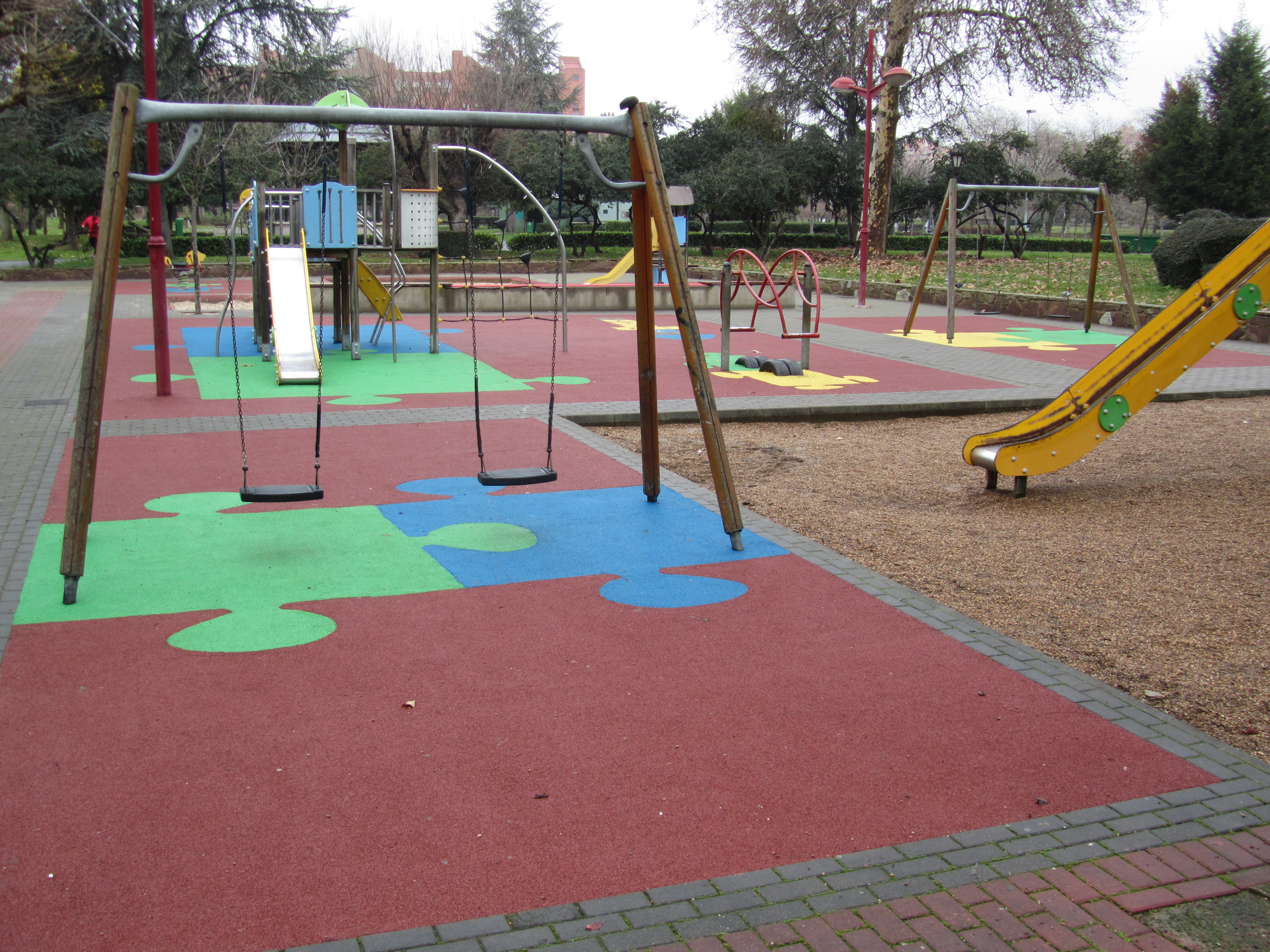dorado Seguro De ninguna manera Archivo:Zona de juegos infantiles del Parque de Quevedo.jpg - Wikipedia, la  enciclopedia libre
