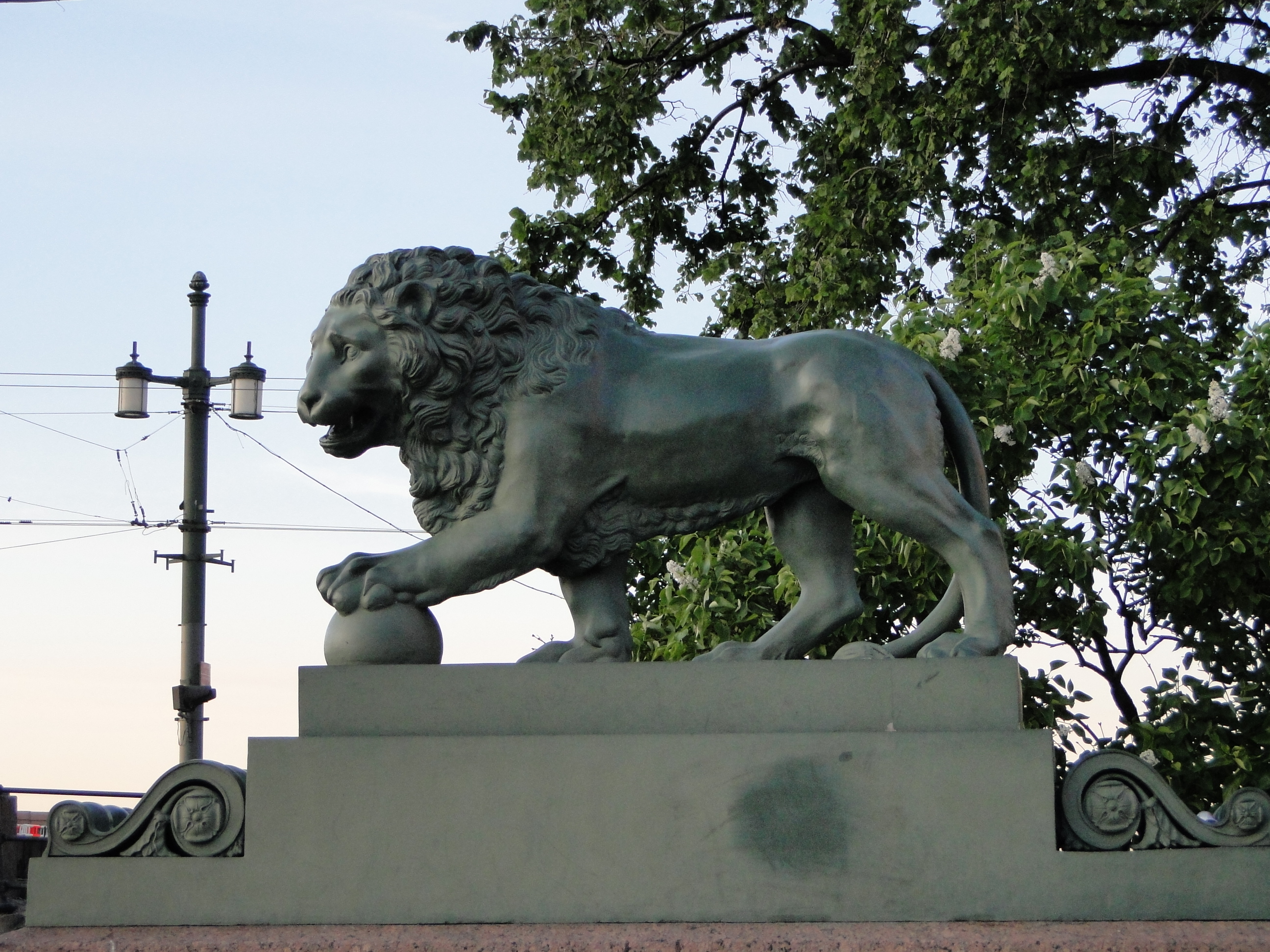 дворцовый мост лев