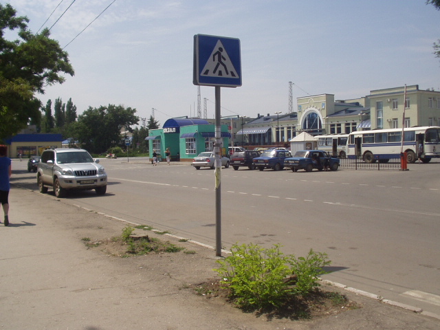 File:Джанкой.Привокзальная площадь.JPG