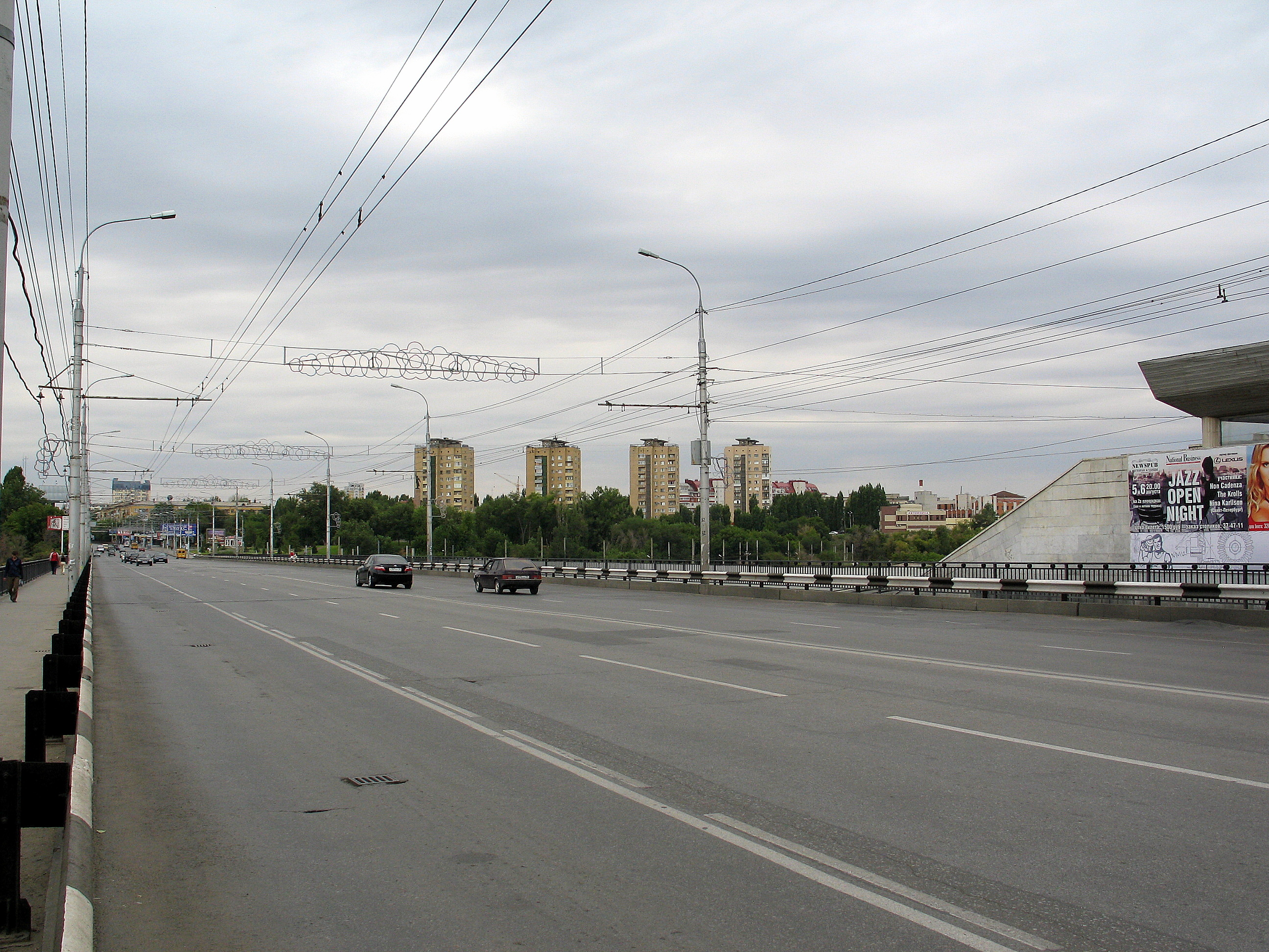 Мост часть дороги. Проезжая часть моста. Проезжая часть Барнаул фото. Автобус проезжает под мостом картинка.
