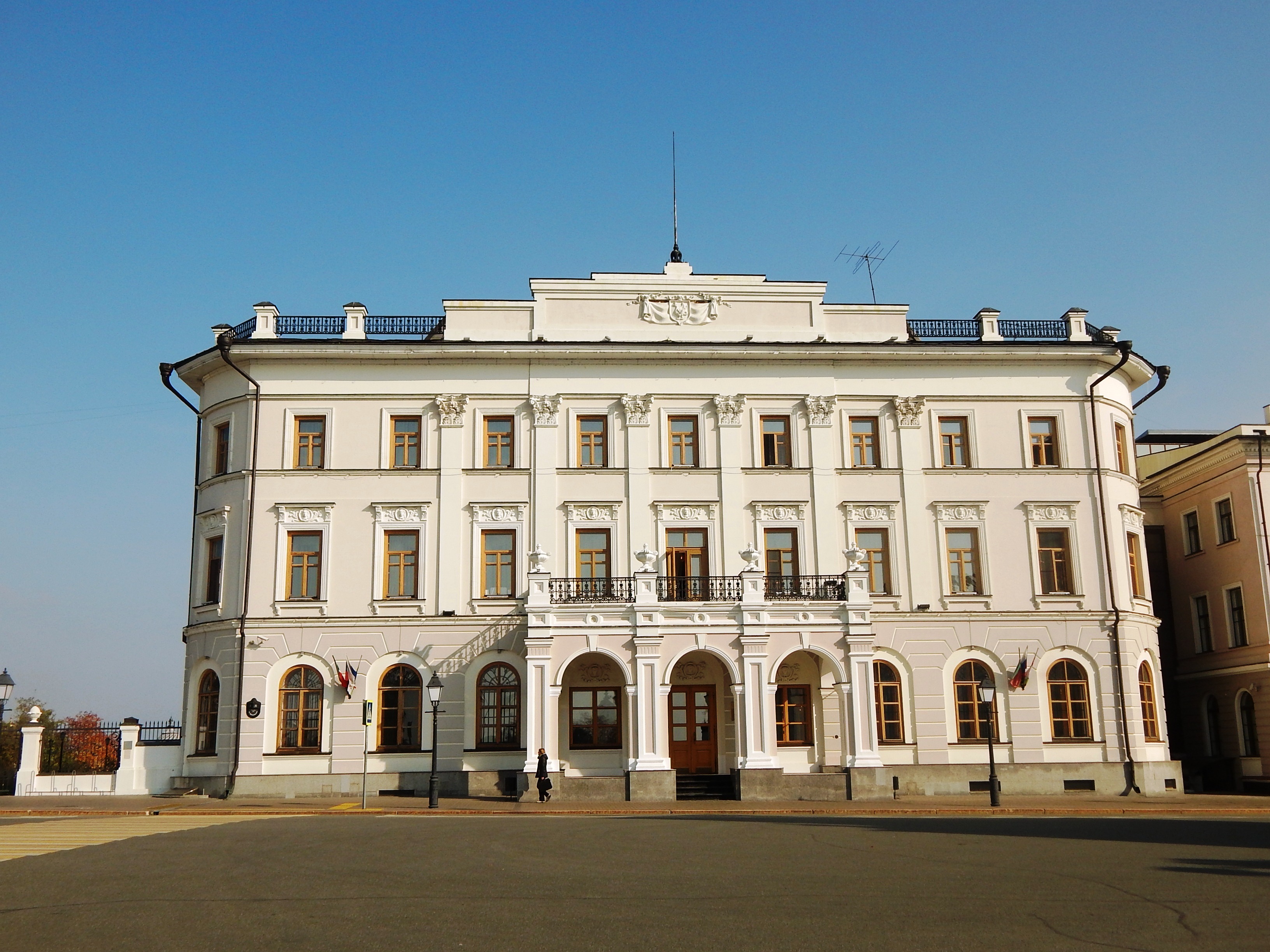 Городская управа. Здание городской управы (Нур-Султан). Здание городской управы Казань. Казанская городская управа. Желтые здания Казань.