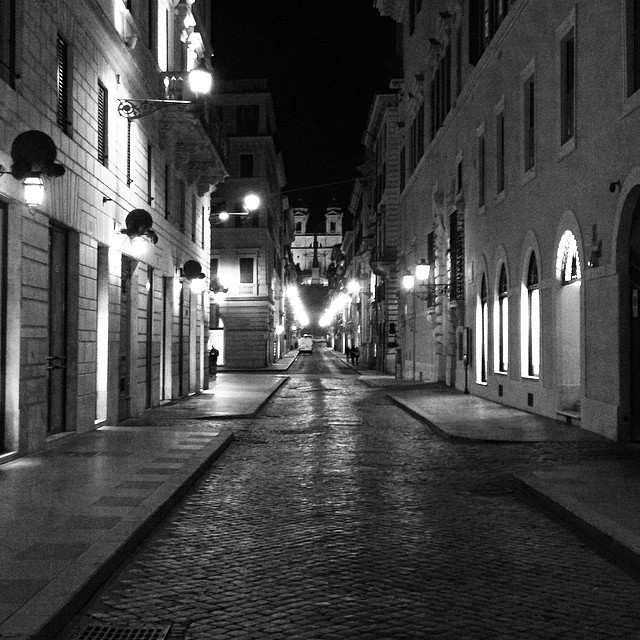 Roma night. Via Condotti одежда.