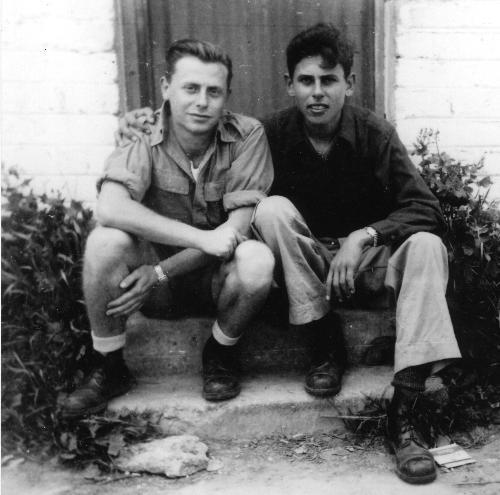 שלמה אלטון (משמאל) ויוסי דגני, בתקופת שירותו בגדוד 7