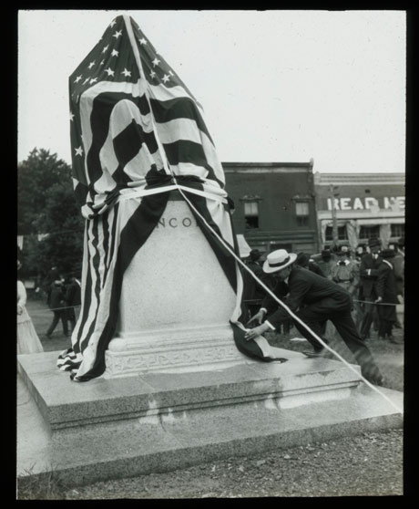 File:Abraham Lincoln statue waiting to be unveiled.jpg