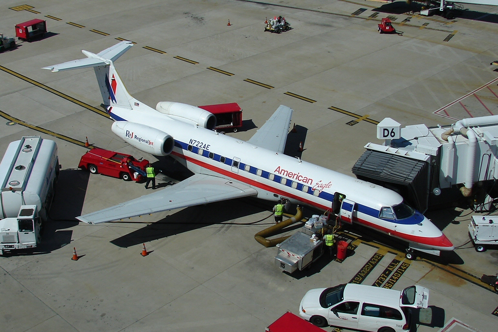 American Eagle ERJ-135 (N722AE) (5732196686).jpg