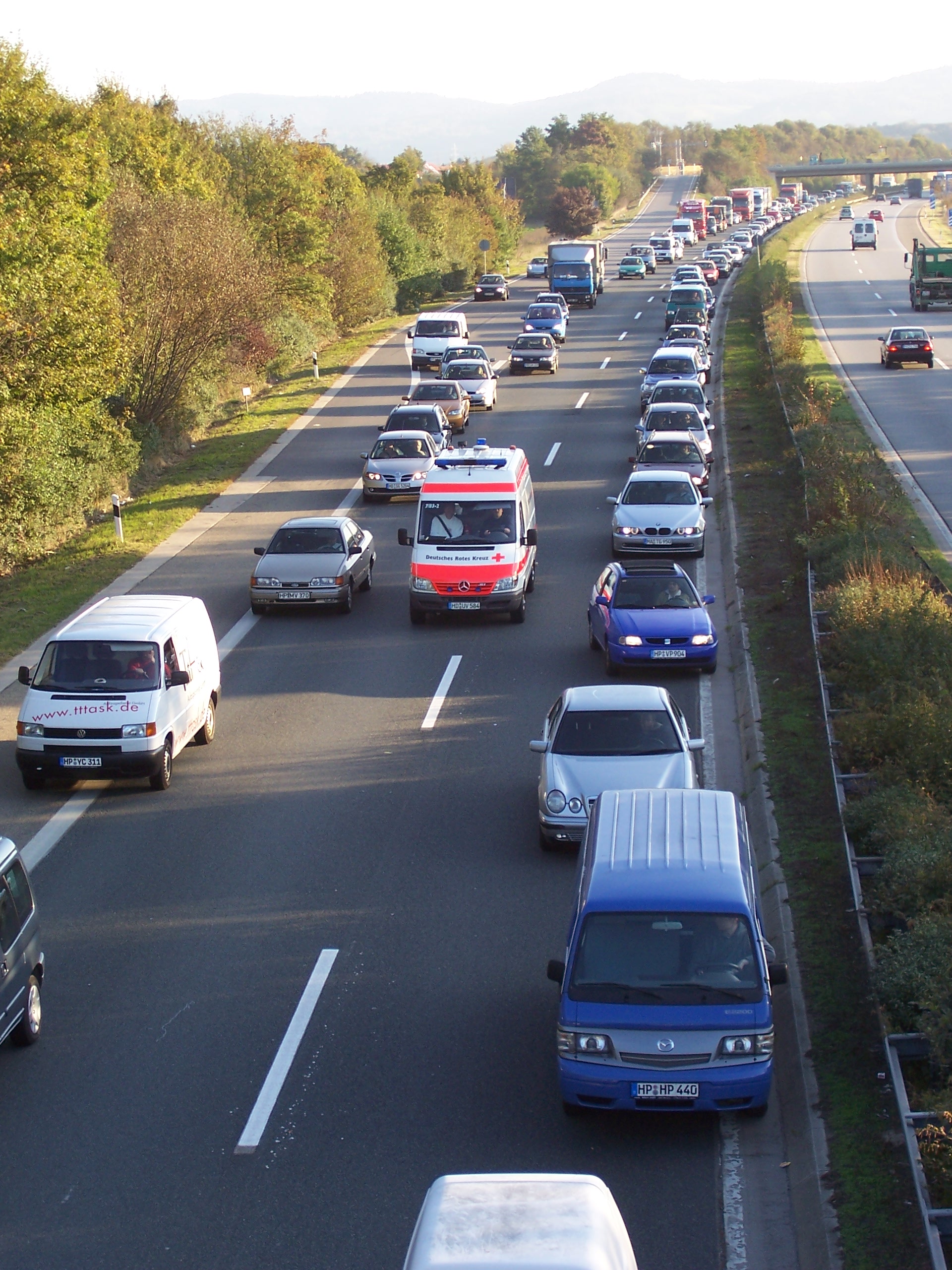 Vorsicht bei Blaulicht und Martinshorn / ADAC: Polizei, Feuerwehr und  Rettungsdienste