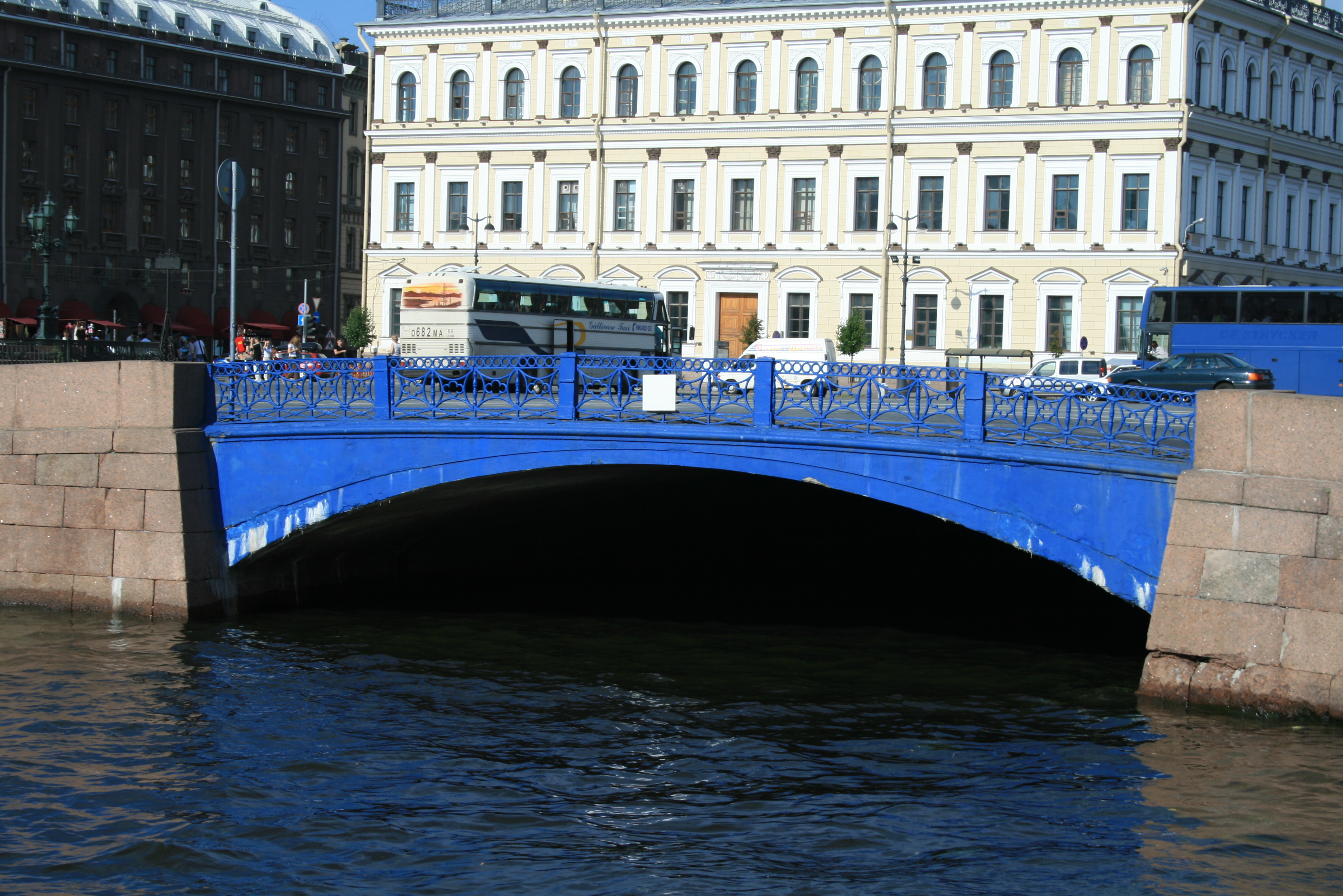 синий мост через реку мойка