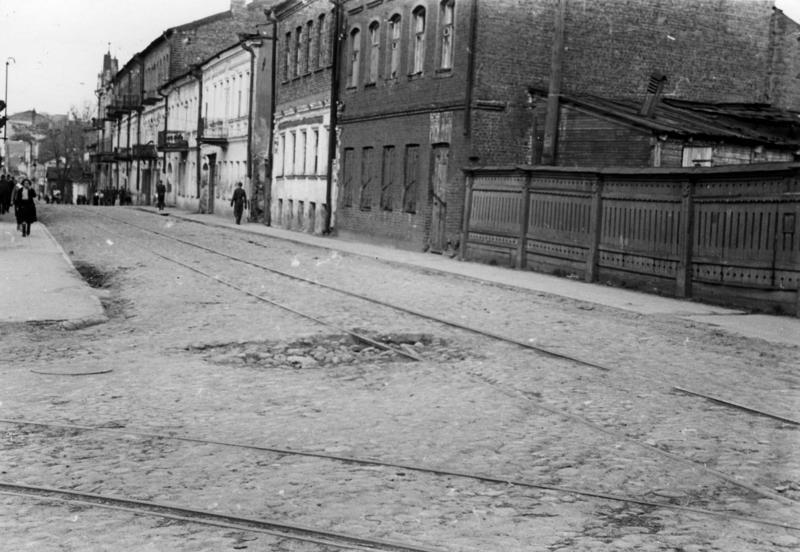 File:Bundesarchiv Bild 131-087-80, Weißrussland, Minsk, Straßenzug.jpg