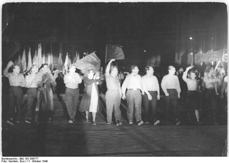 File:Bundesarchiv Bild 183-S88777, Berlin, DDR-Gründung, Massenkundgebung.jpg