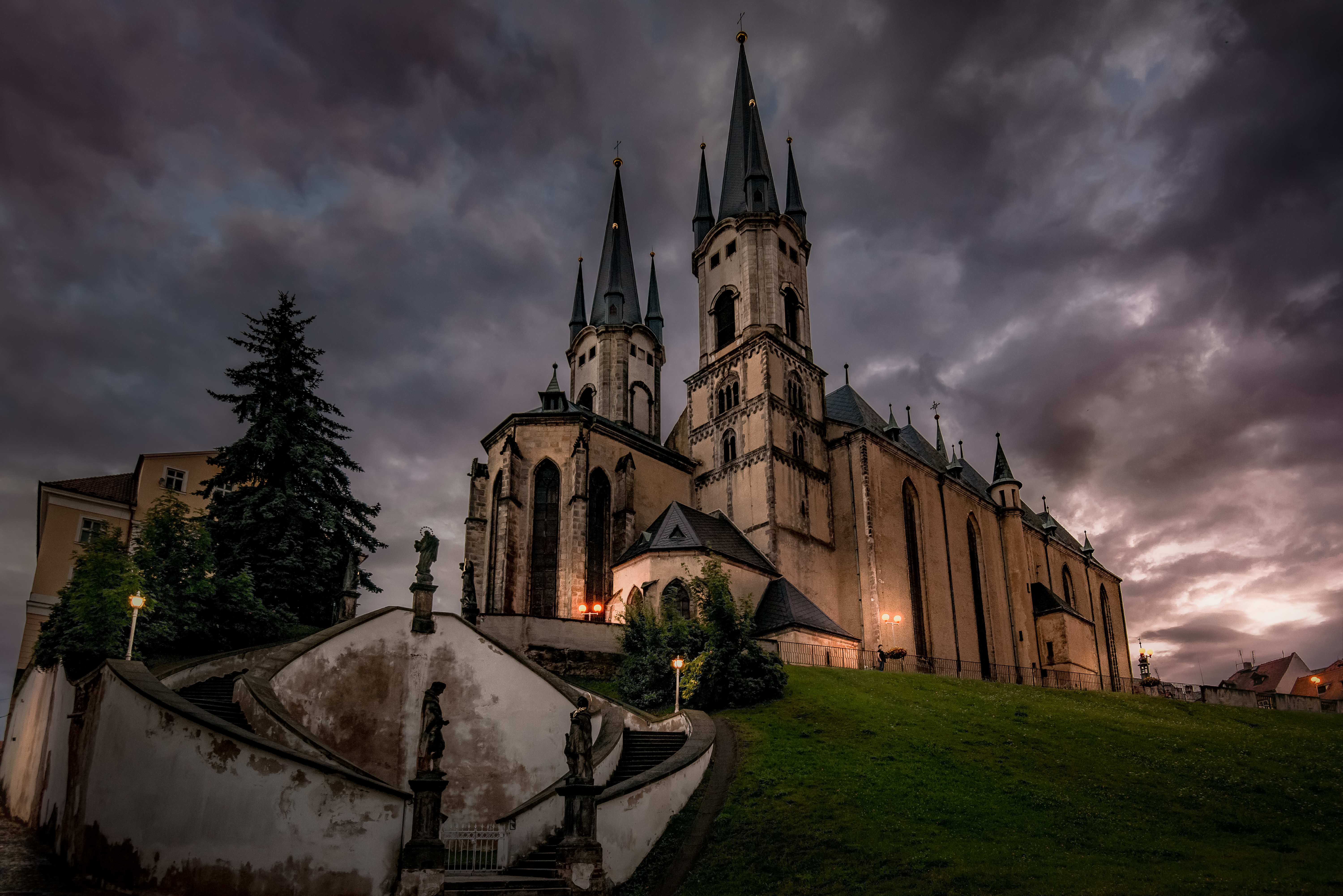 Dark church. Готический храм Будапешт.