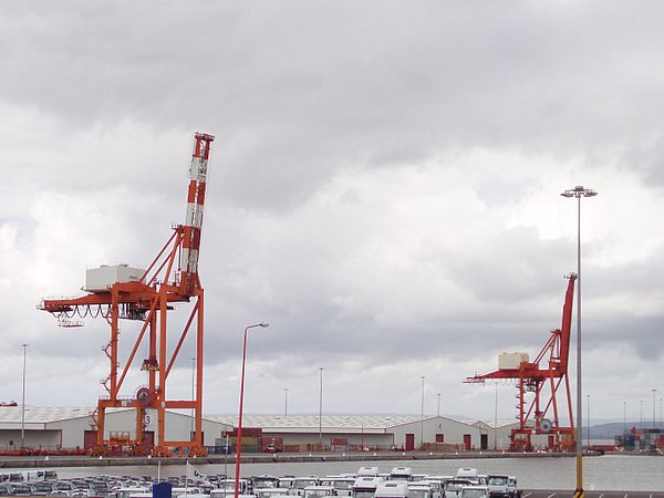 File:Cranes on Gordano quay - geograph.org.uk - 212382.jpg