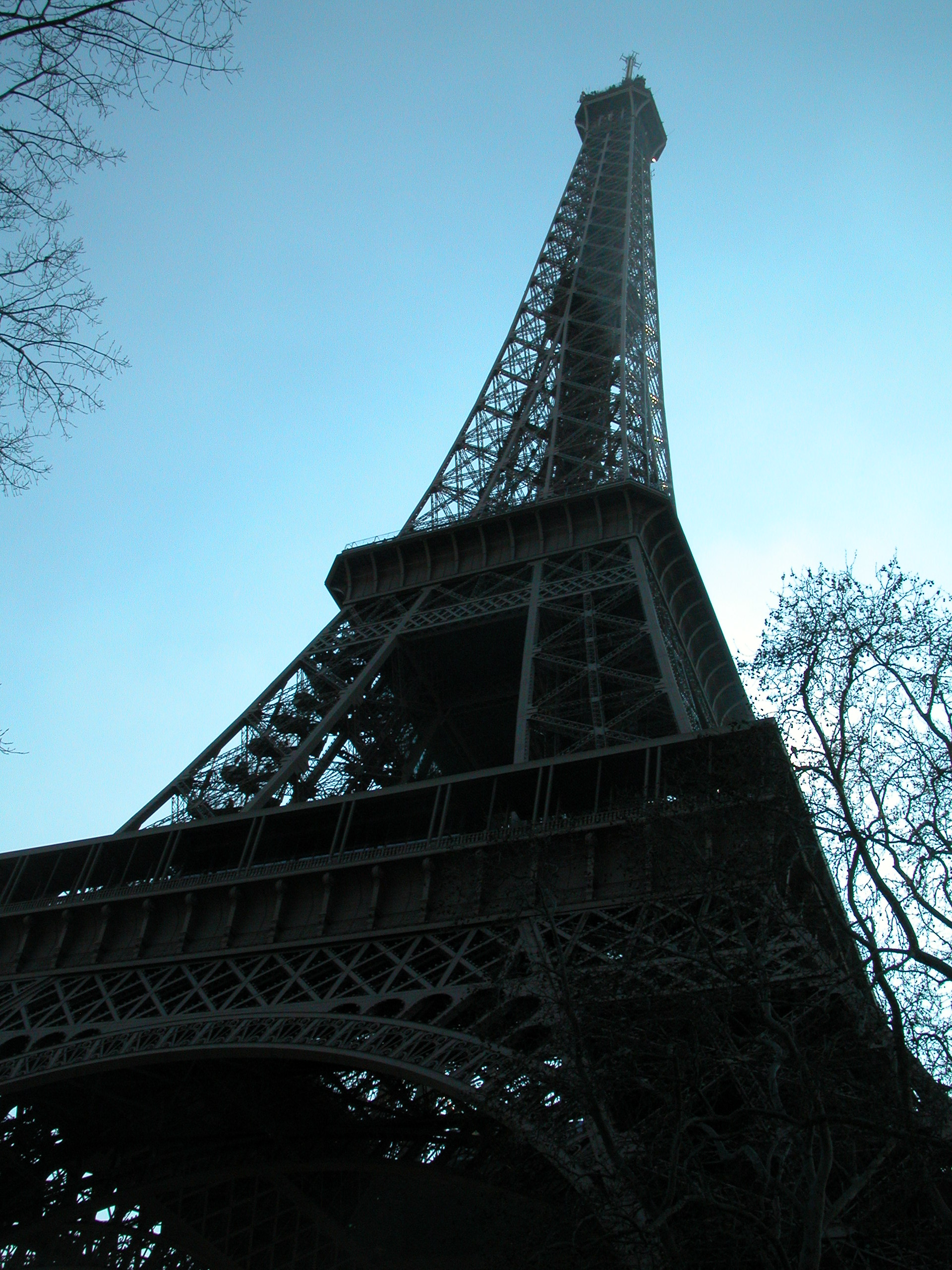 Paris t. Эйфелева башня вблизи детали. Париж Эйфелева башня внутри.