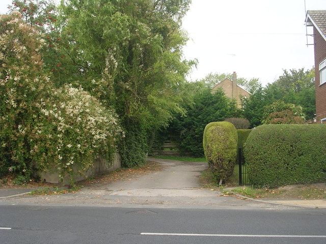 File:Footpath - Station Road - geograph.org.uk - 2615583.jpg