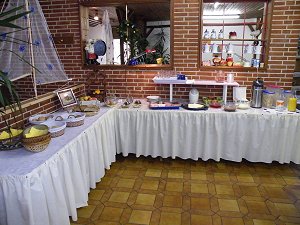 File:Fruehstueck-saal-buffet-2-tische-eck-300px.jpg