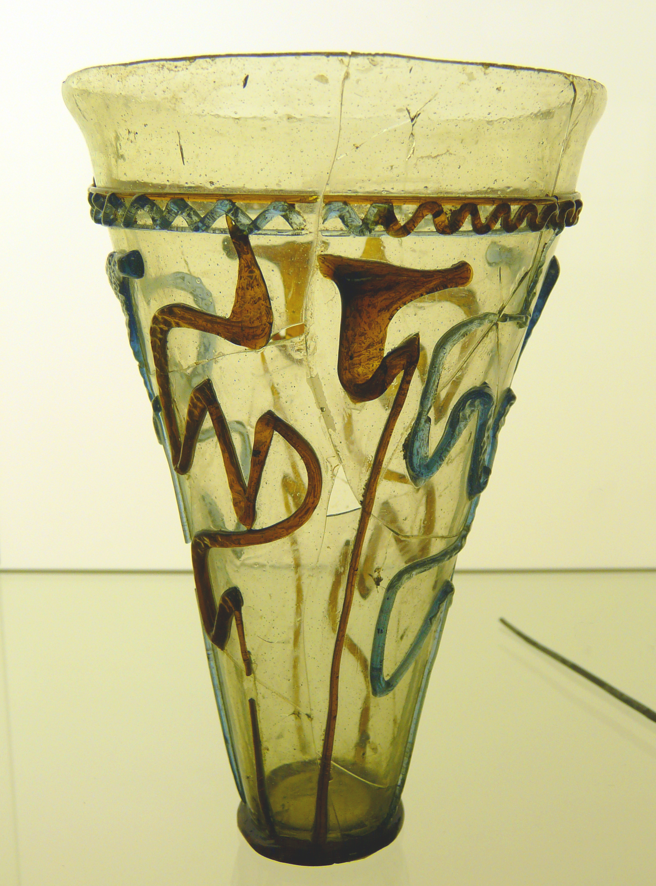 File:Glasbecher mit Schlangenfadenverzierung (Ende 4. Jh.), Gelduba Grab  4756, Museum Burg Linn.jpg - Wikimedia Commons