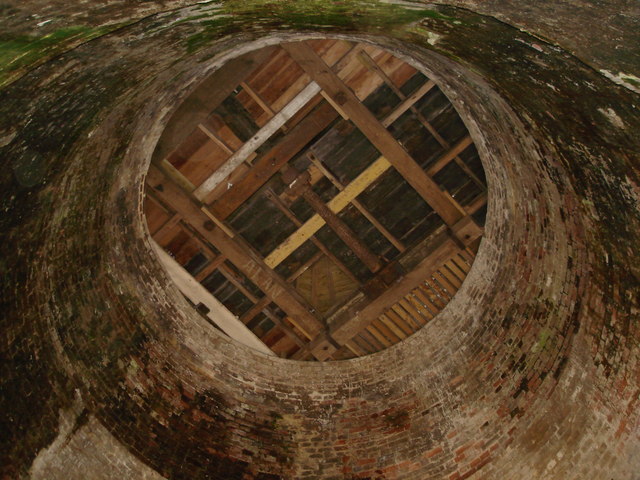 File:Halnaker Windmill - interior - geograph.org.uk - 1188163.jpg