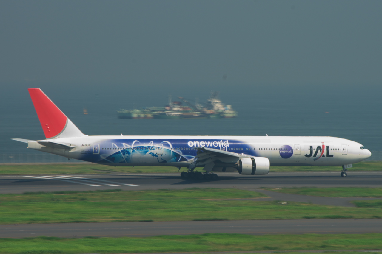 ファイル:Japan Airlines 777-300 Oneworld livery.jpg - Wikipedia
