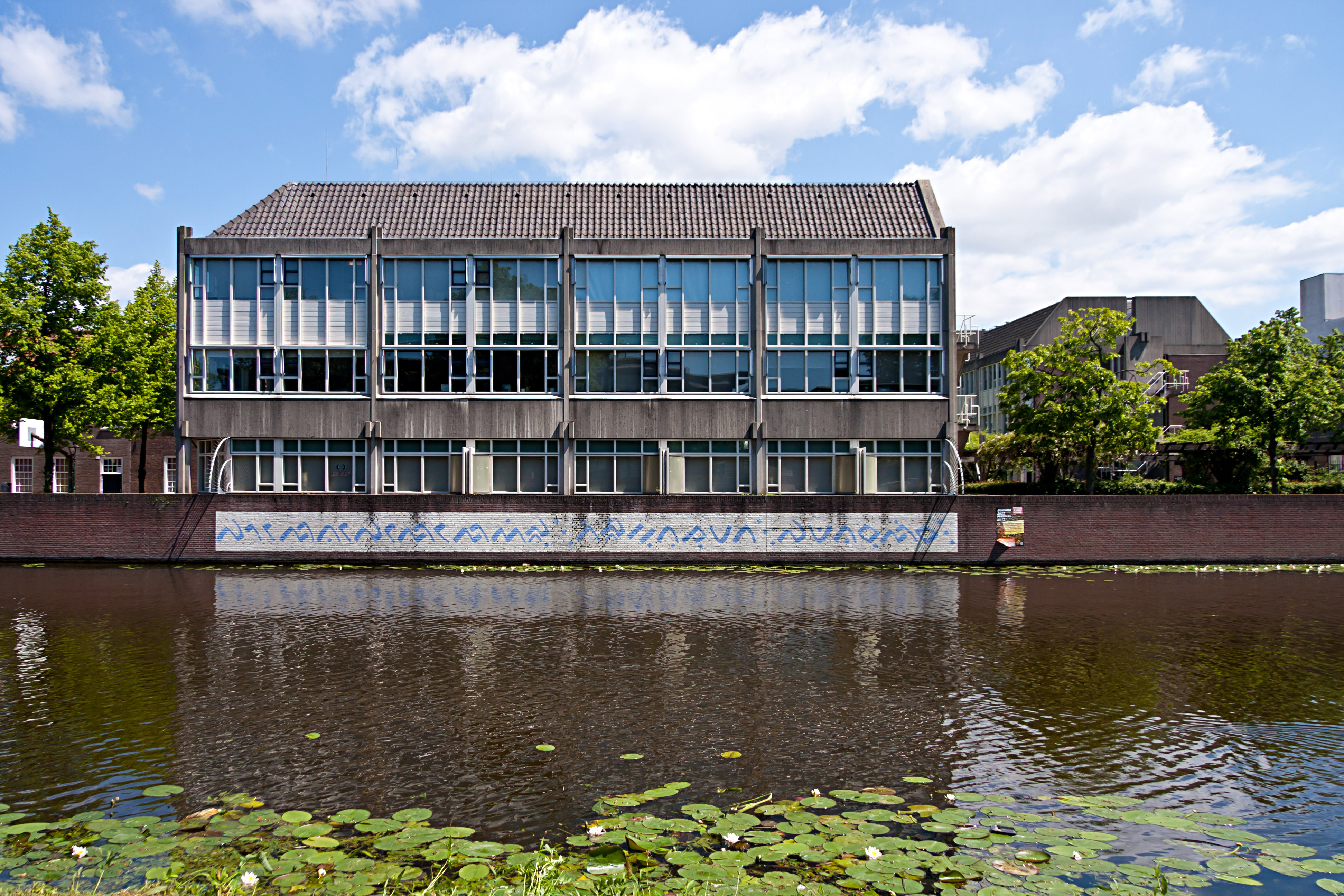 Building of the KITLV/Royal Netherlands Institute of Southeast Asian and Caribbean Studies along the canal Witte Singel, Leiden, 2012, with a poem in [[Buginese language