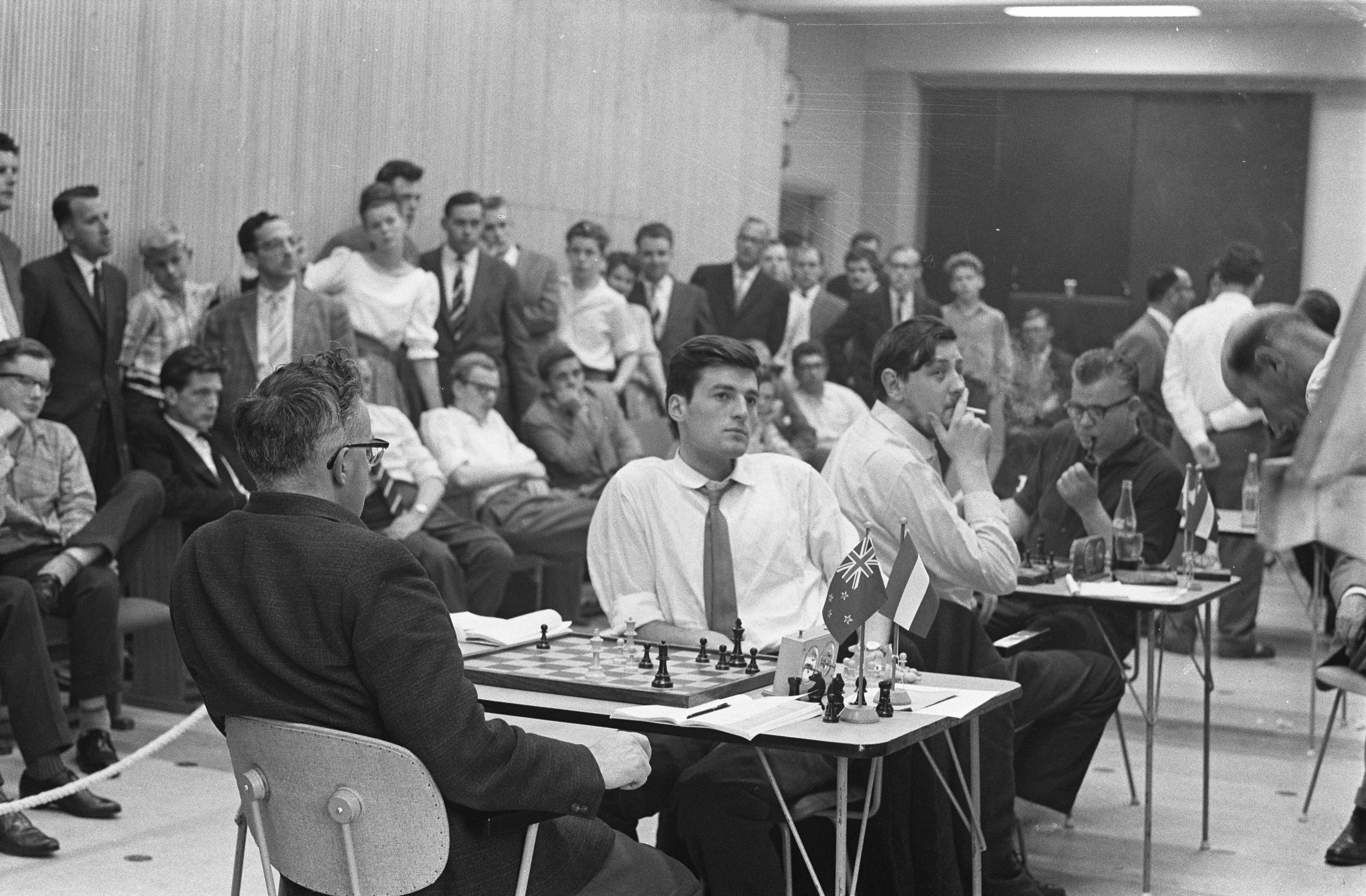 IBM Chess Tournament 1968 Description: Bronstein (l) plays against  Shamkovich (r). Kavalek looks along Date: 31 July 1968 Location: Amsterdam,  Noord-Holland Keywords: group portraits, chess players, chess tournaments, chess  players Personal name