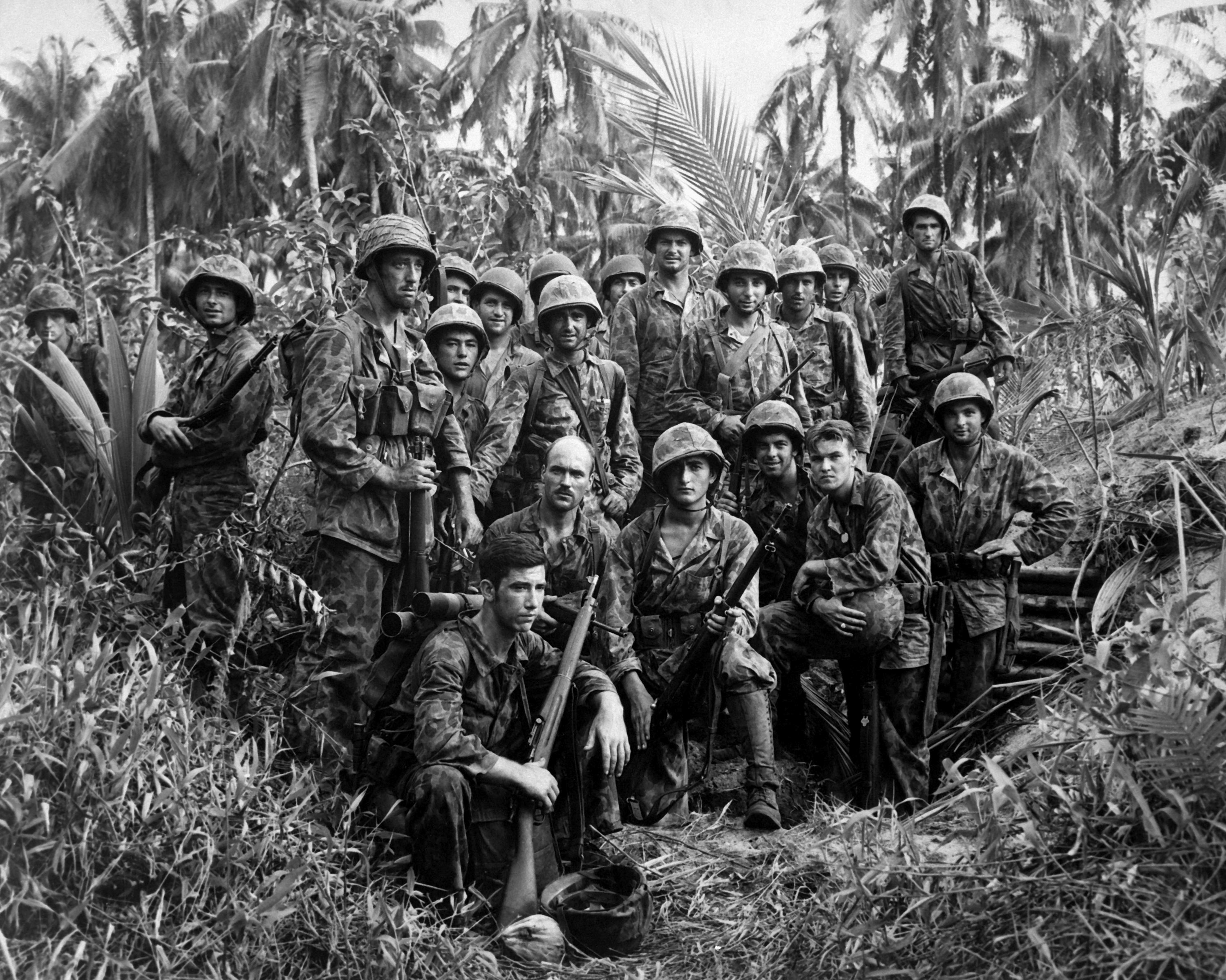 Battle of bougainville. Морские пехотинцы США вторая мировая война. Битва за остров Гуадалканал в составе Соломоновых островов. Армия США на тихом океане 1942 униформа. Гуадалканал битва Банзай атака.