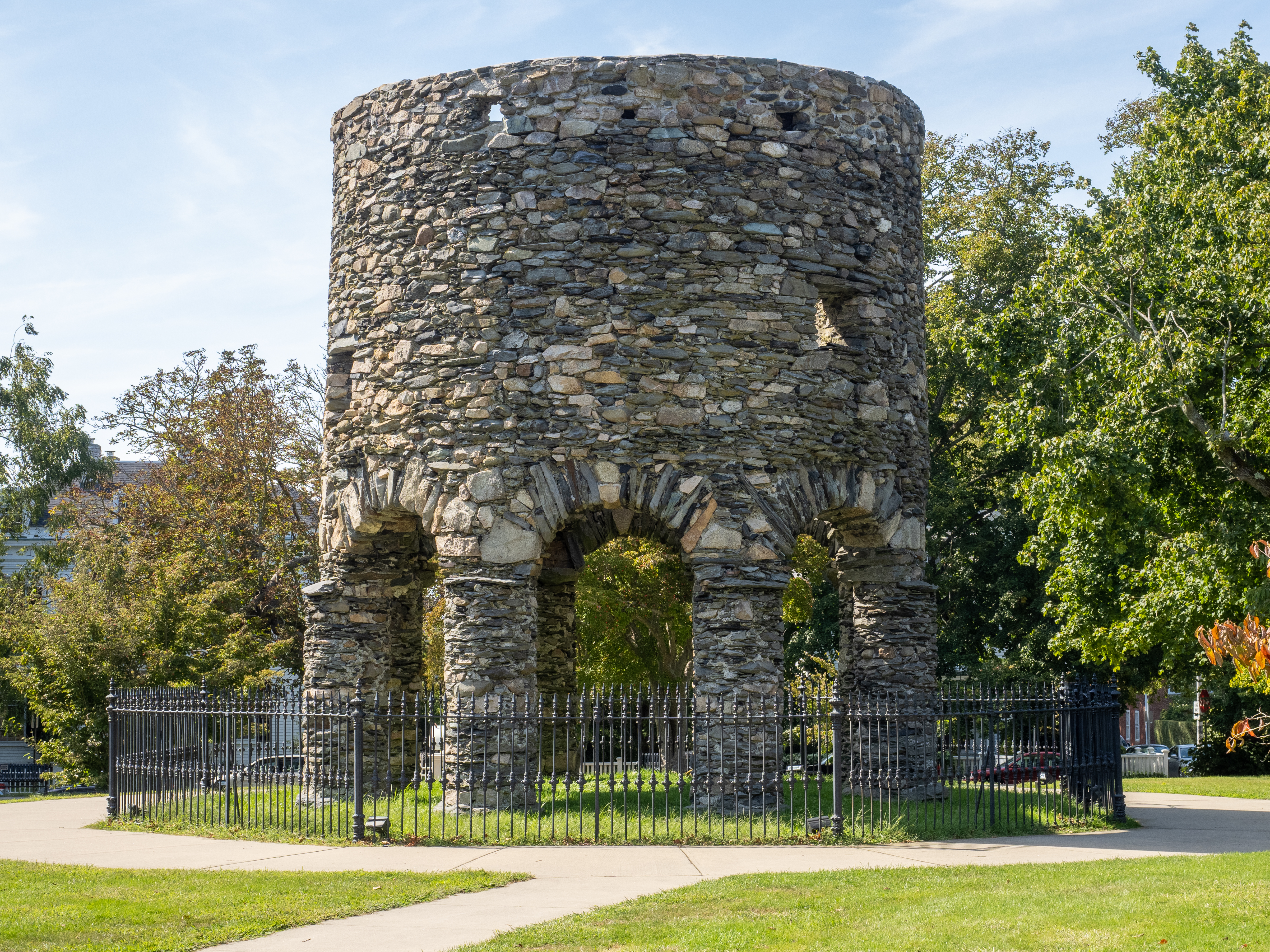 Towers island. Ньюпортская башня. Круглая каменная башня. Достопримечательности Ньюпорта. Stone Tower in Newport, Rhode Island.