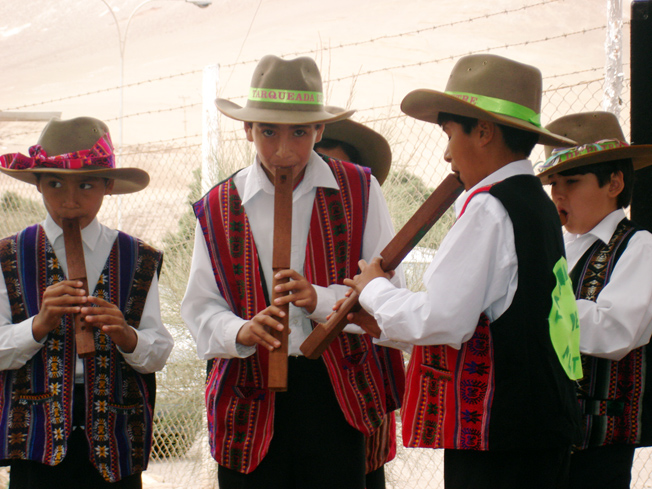 File:Niños ejecutando una tarkeada.jpg