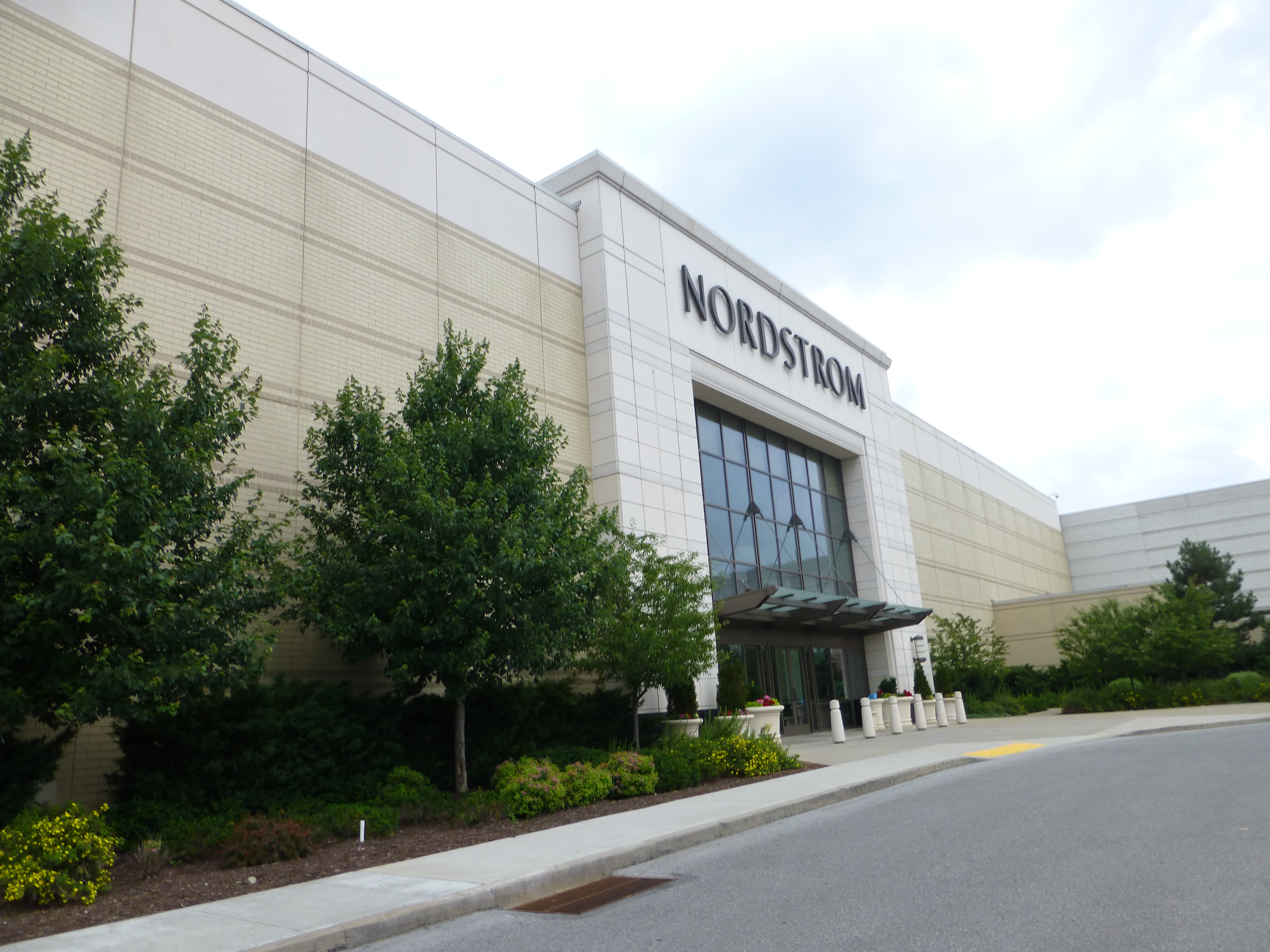 File:Nordstrom Ross Park Mall (Pittsburgh, PA) 1.jpg - Wikimedia Commons