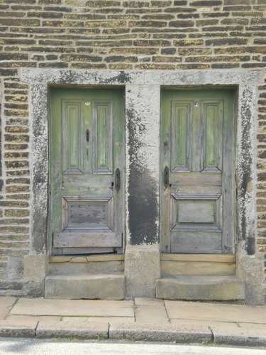 File:Nos 22 and 20 Main Street, Stanbury, Doorways - geograph.org.uk - 1429976.jpg