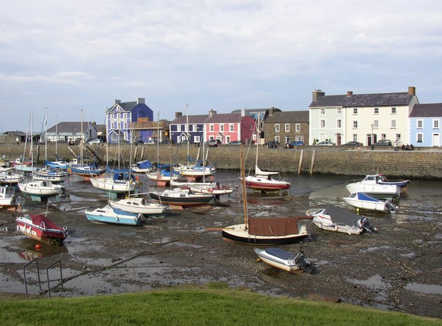 File:Pen cei and the harbour at low tide, Aberaeron - geograph.org.uk - 593994.jpg