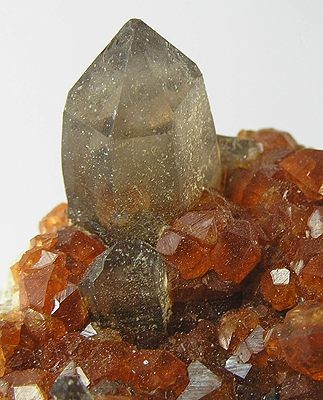 File:Quartz-Spessartine-139134.jpg