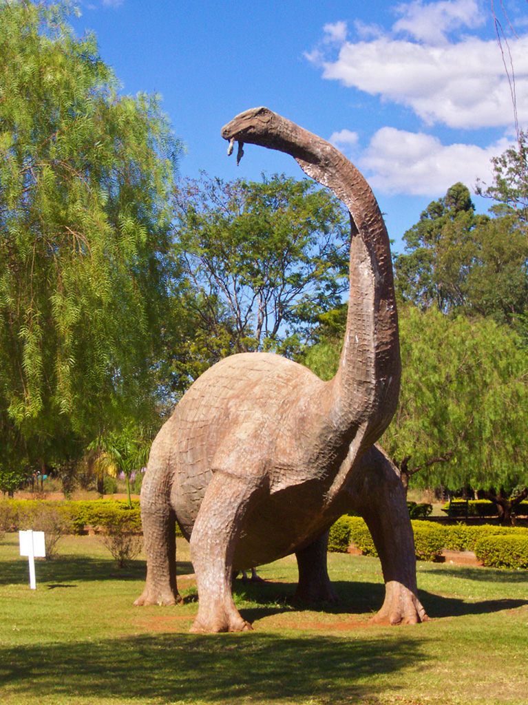 Maior parque de dinossauros em réplicas do Brasil é inaugurado em