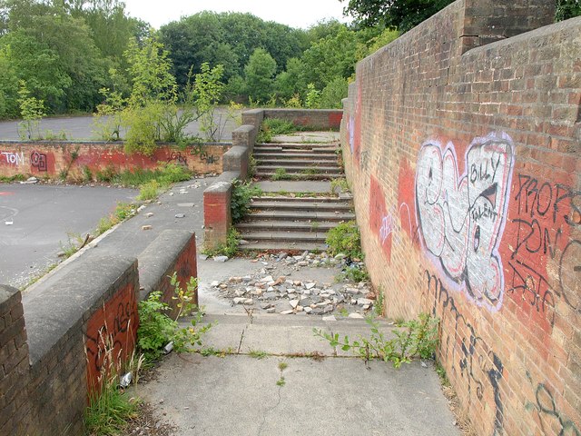 File:Steps at demolished Braim Wood School - geograph.org.uk - 2580152.jpg