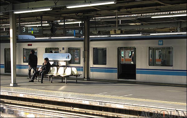 File:Tozai line train at Nakano station.JPG