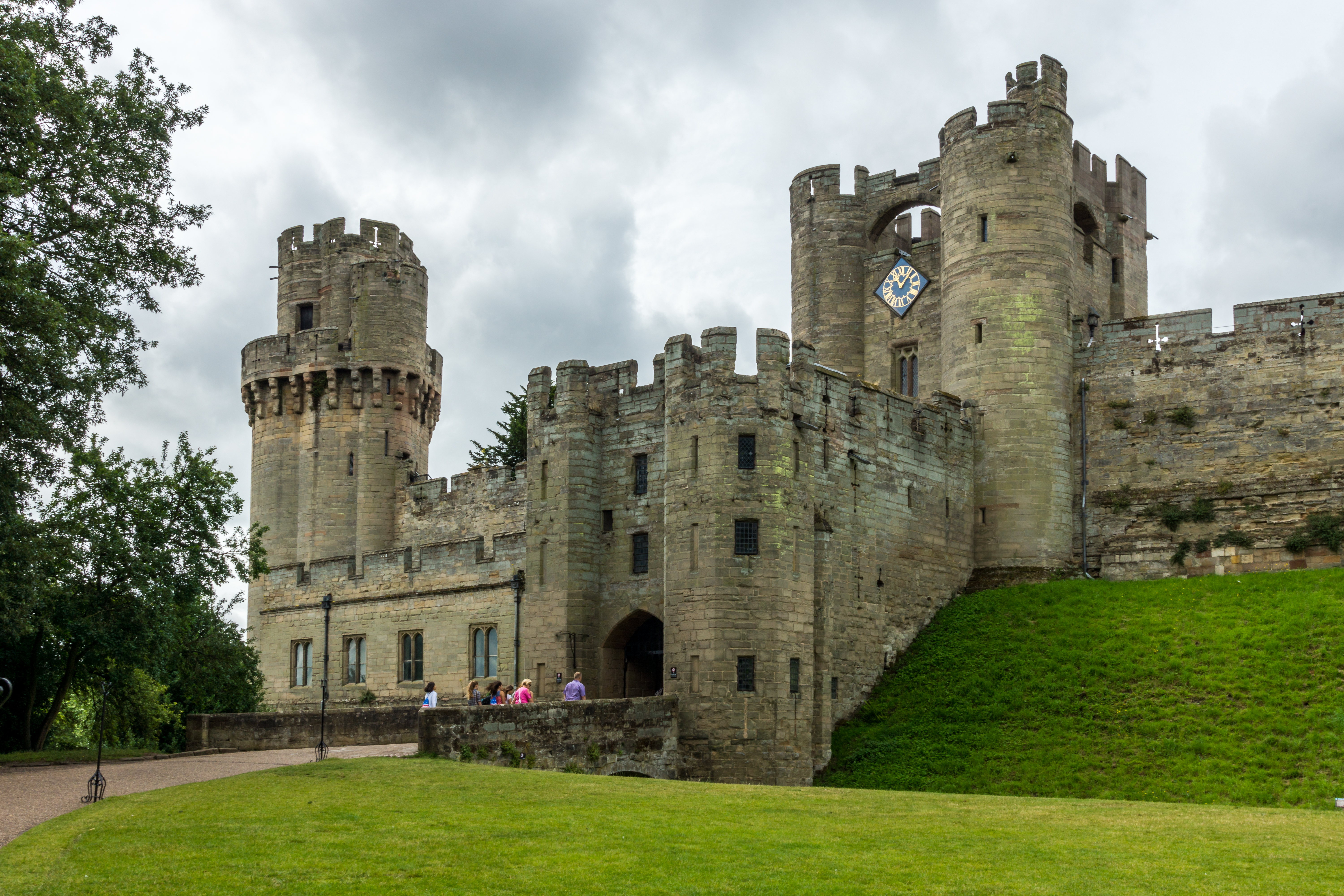 Castle на английском. Замок Чепстоу Уэльс. Замок Дадли Англия. Замок Дадли, Англия, Уэст-Мидлендс. Замок Уорвик.