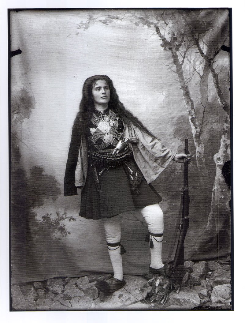 "Macédoine de Carabines" Woman-Greek-Macedonian-Struggle-Papazoglou