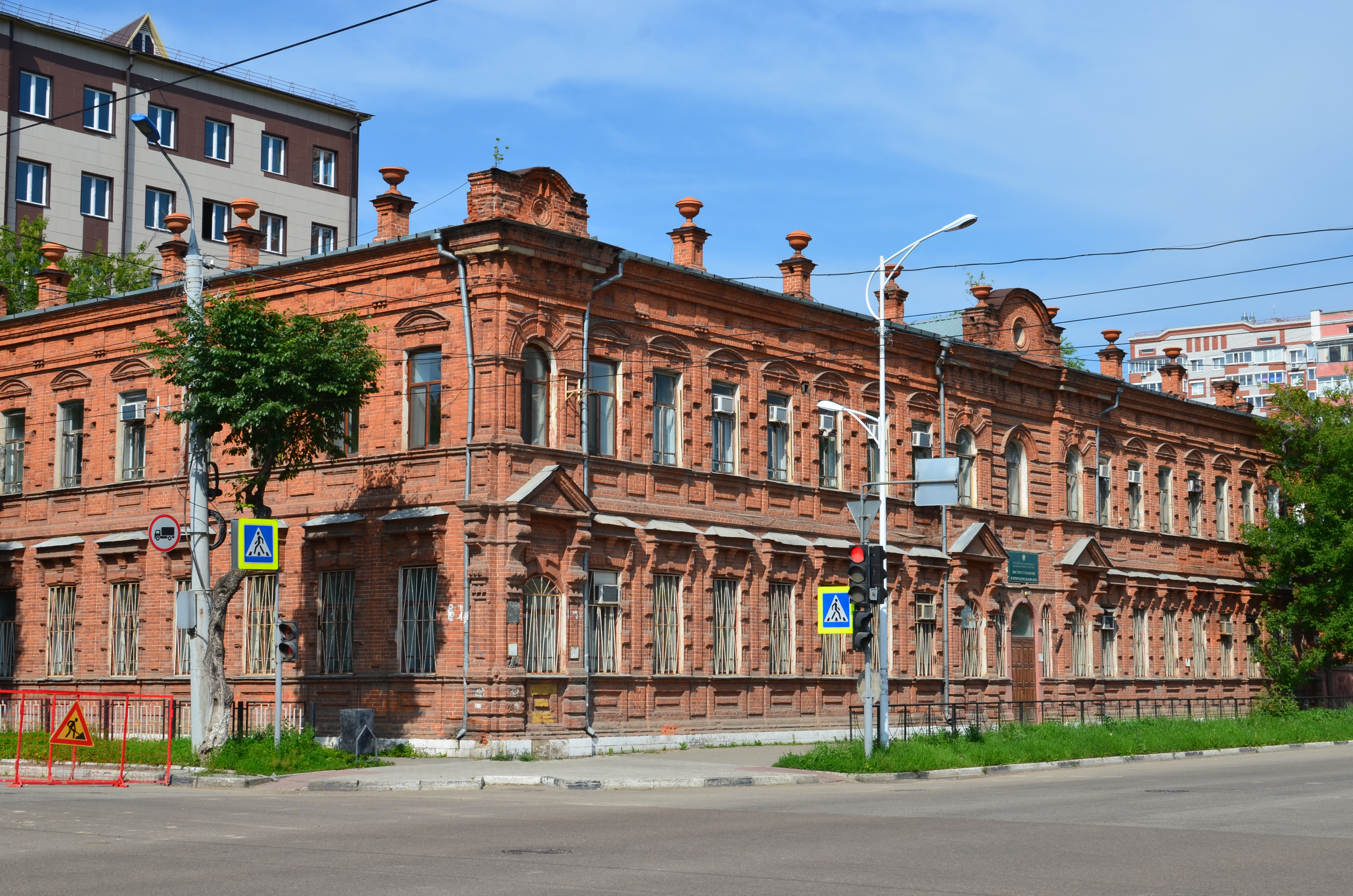 Благовещенск улица амурская. Дом художников в городе Благовещенске здание. Театральная 96 Благовещенск Амурская область. Еврейский дом в Ижевске. Городской роддом на набережной Благовещенска Амурской области 1974.