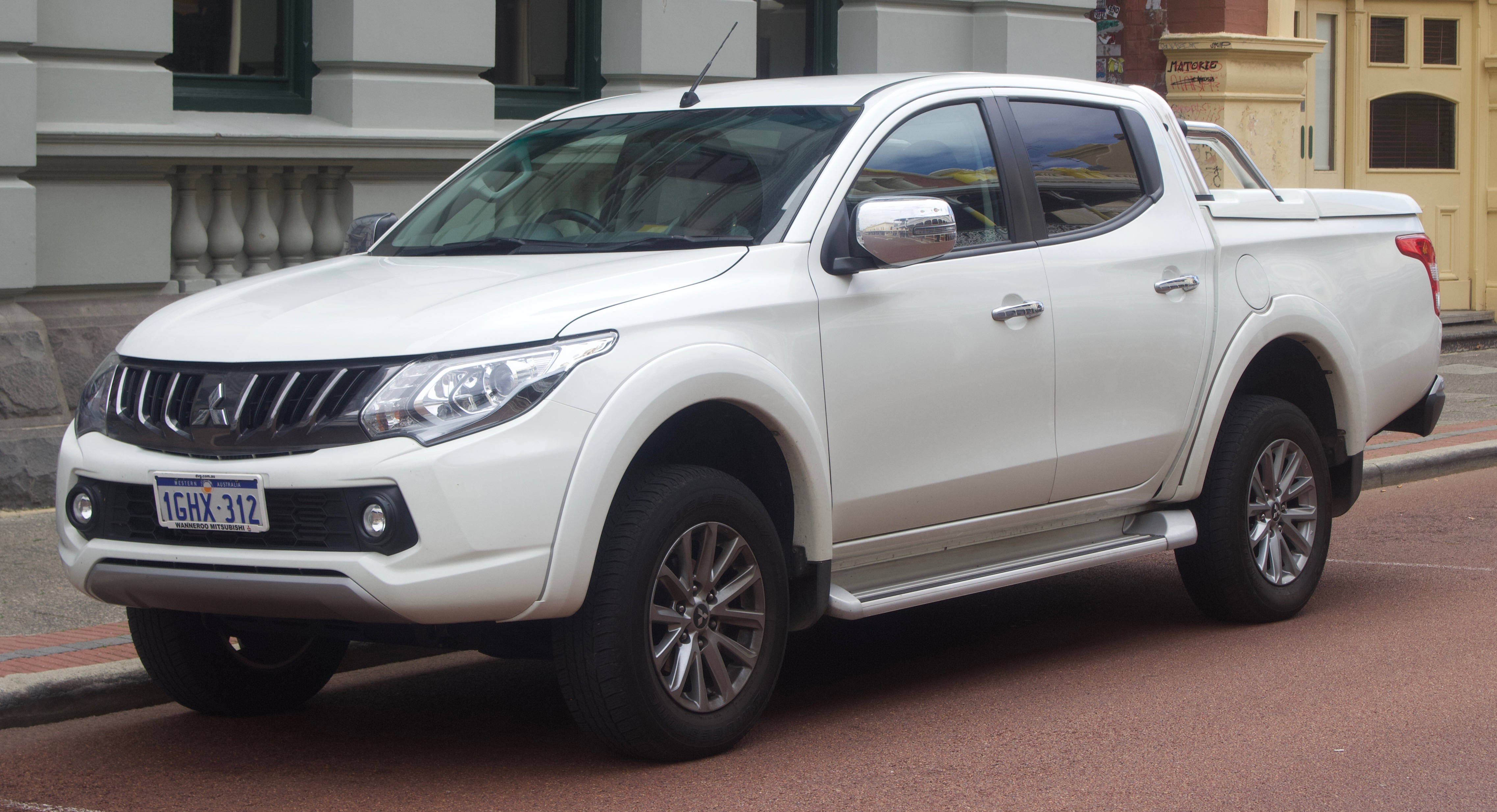 2017 Mitsubishi Triton (MQ MY18) GLS Double Cab 4x4 utility (2018-08-27) 01.jpg